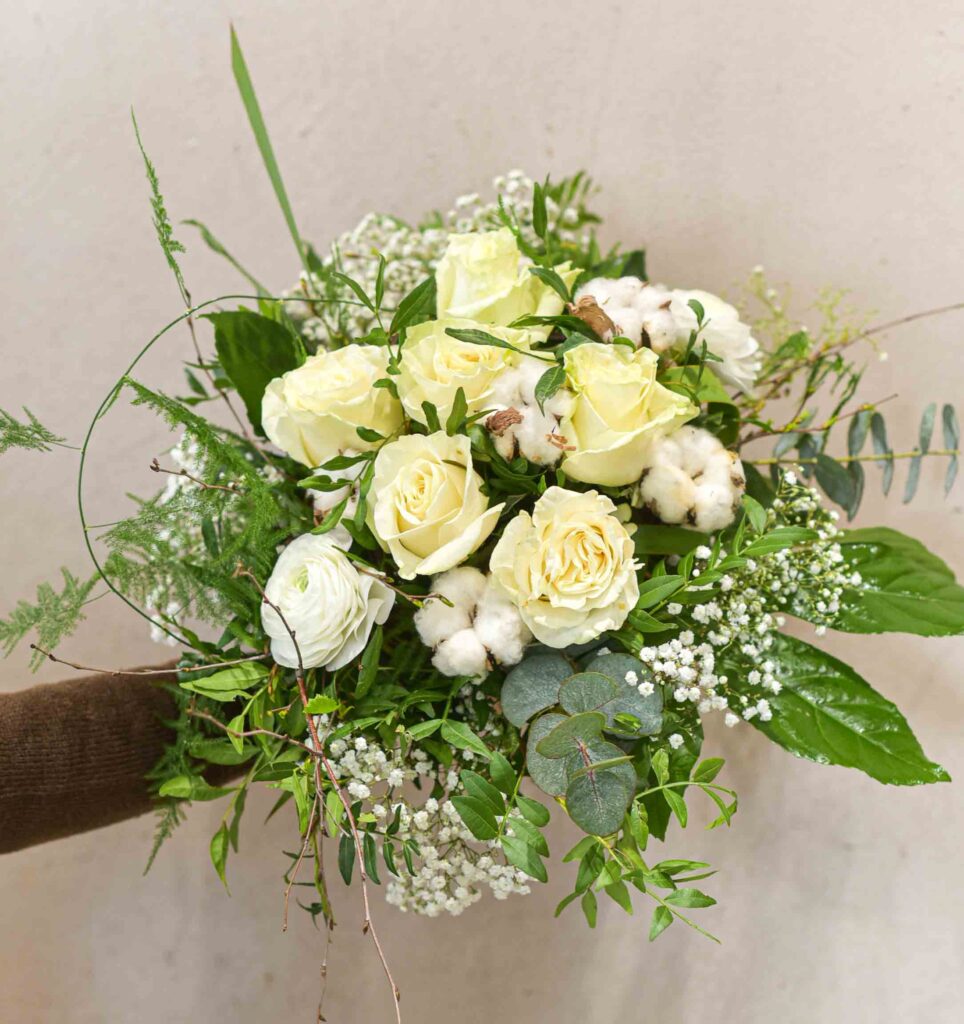 Bouquet rond de roses blanche et de fleurs de coton