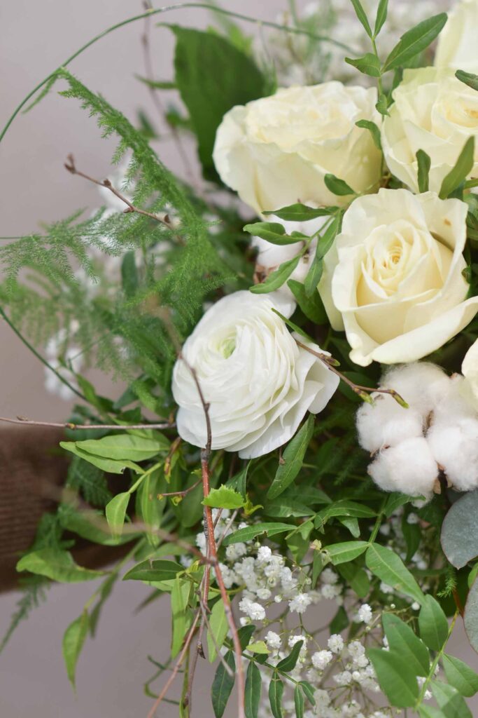 Bouquet rond de roses blanche et de fleurs de coton -3