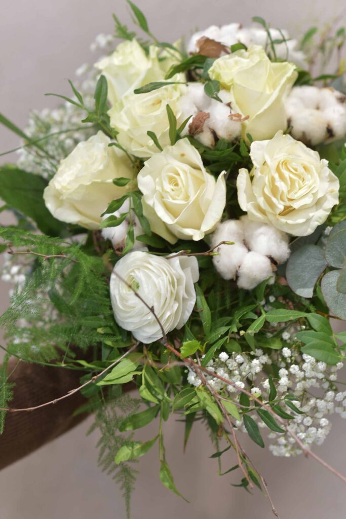 Bouquet rond de roses blanche et de fleurs de coton -4