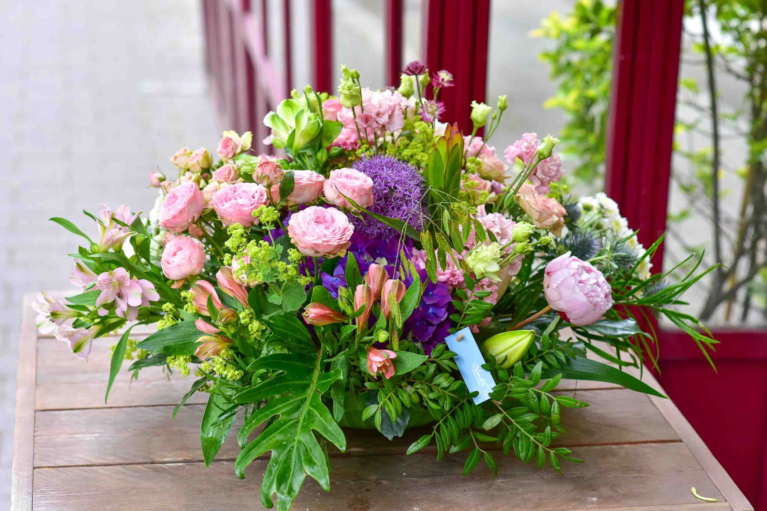 Une composition de fleurs  du fond du jardin de ton pastel