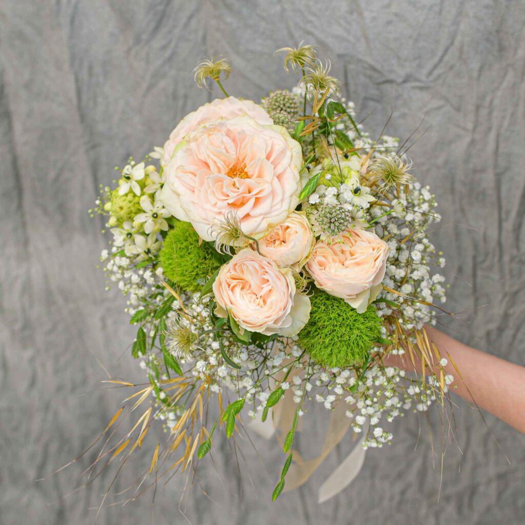 Un bouquet de fleurs délicates et fraîches.
