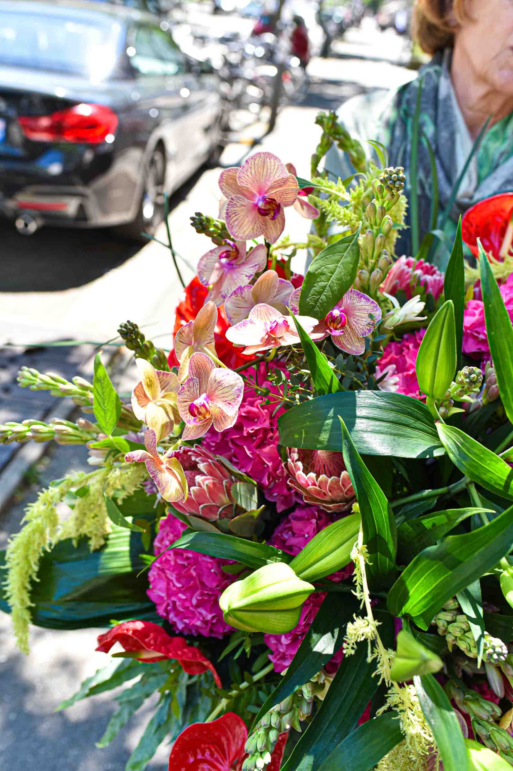 Un bouquet coloré avec des orchidées.