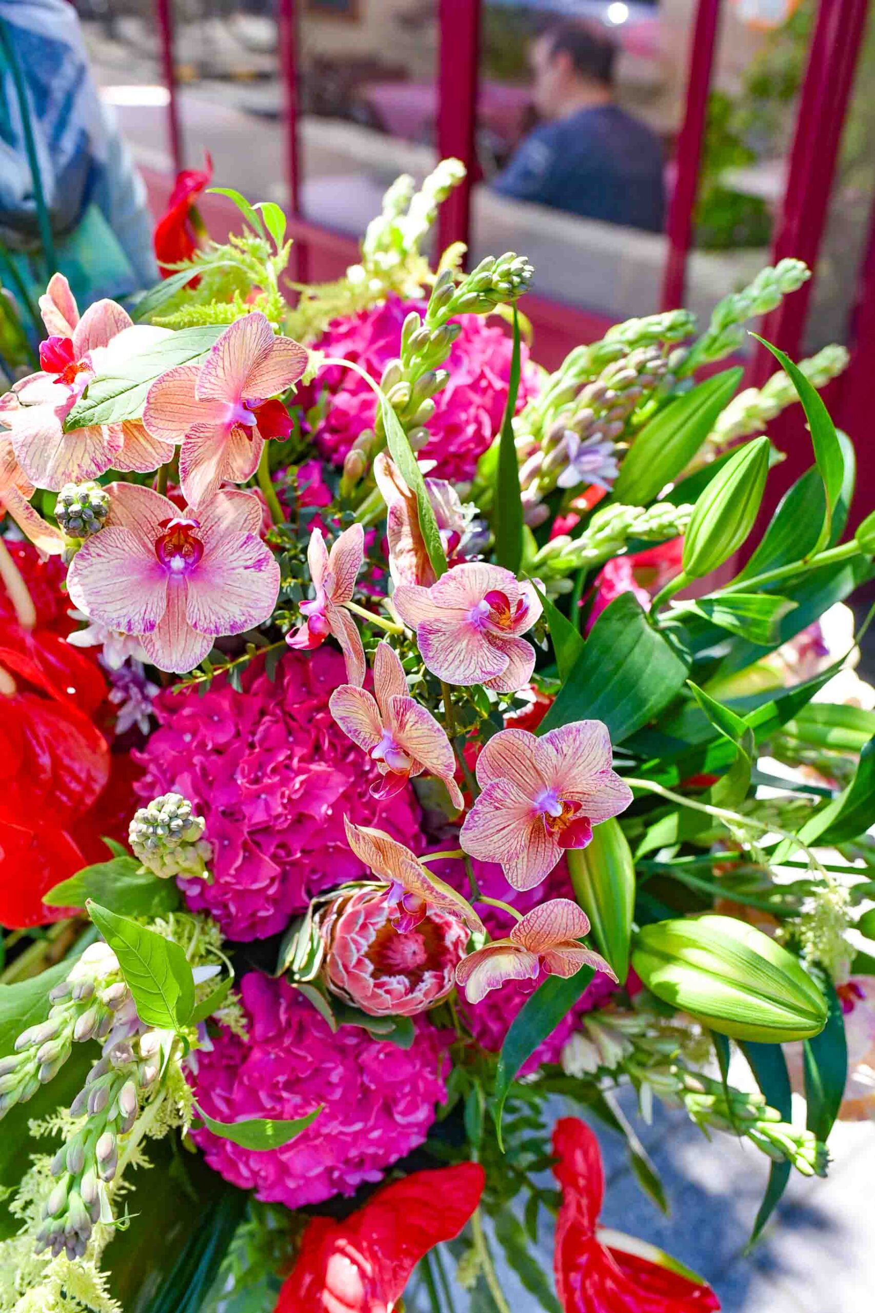 Un bouquet coloré avec des orchidées.