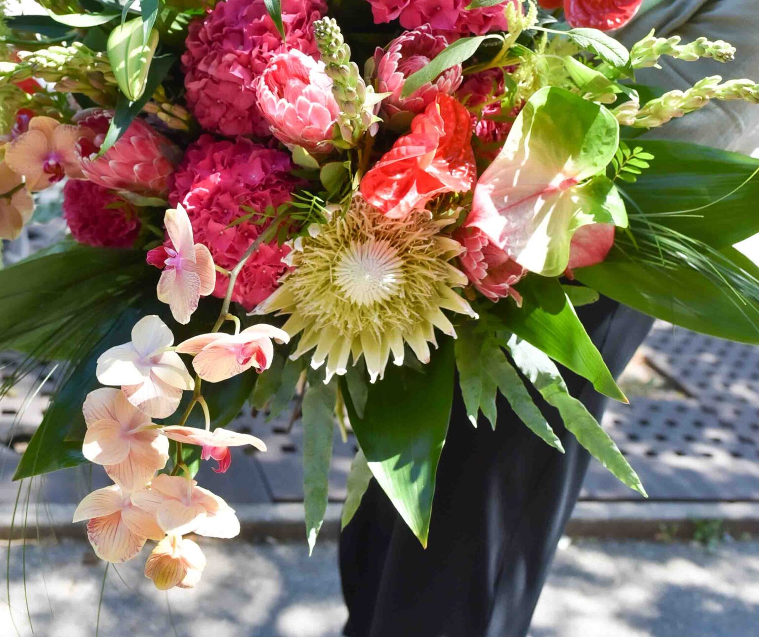 Un bouquet coloré avec des orchidées.